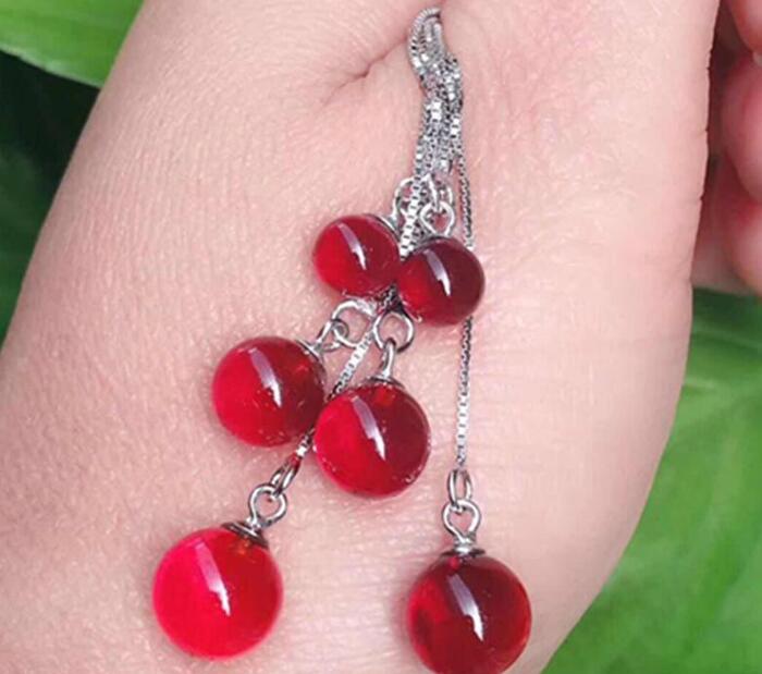 女性戴血珀好还是石榴石哪个好【女人戴血珀好吗】