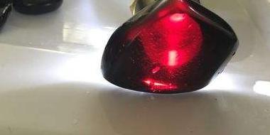 女性戴血珀好还是石榴石哪个好【女人戴血珀好吗】