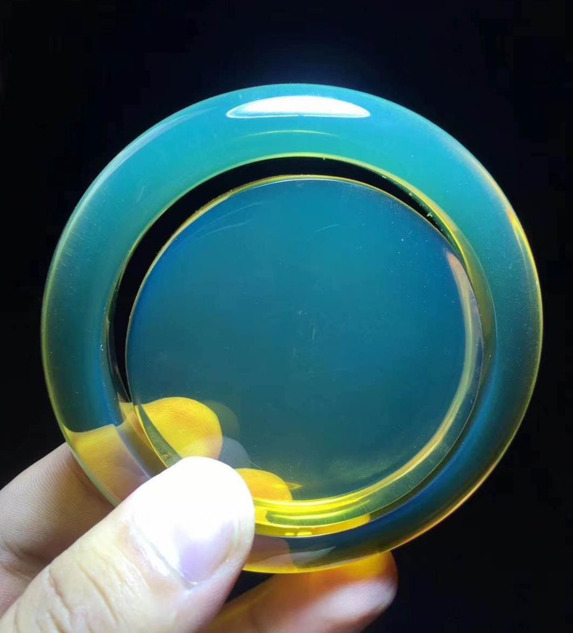 女性戴血珀好还是石榴石哪个好【女人戴血珀好吗】