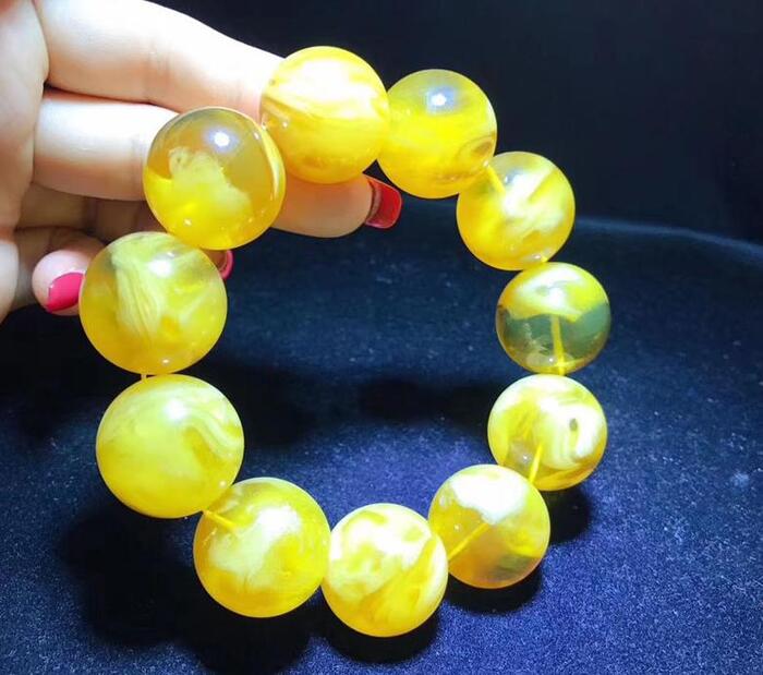 女性戴血珀好还是石榴石哪个好【女人戴血珀好吗】