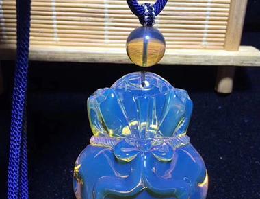 女性戴血珀好还是石榴石哪个好【女人戴血珀好吗】