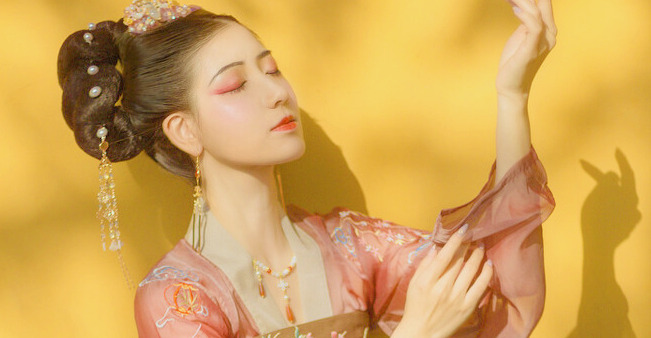 何姓女孩取名高雅的【何姓女孩子名字文雅有寓意】