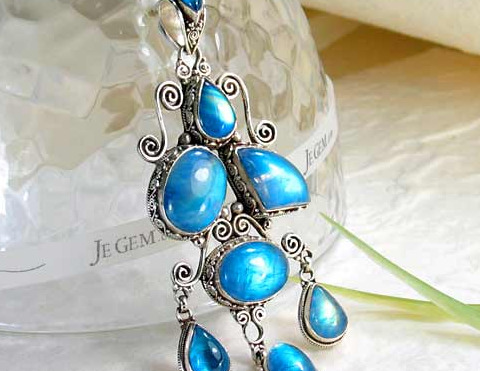 拉长石的功效与作用【拉长石的功效与作用禁忌】