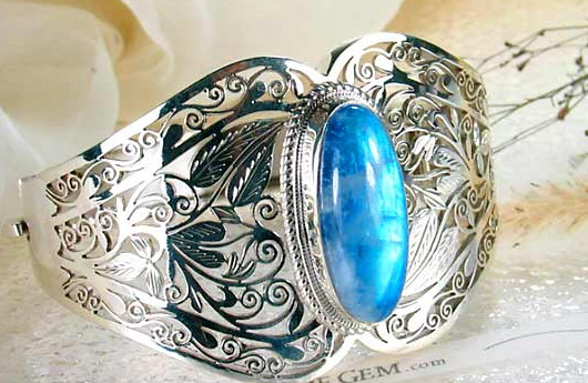 拉长石的功效与作用【拉长石的功效与作用禁忌】