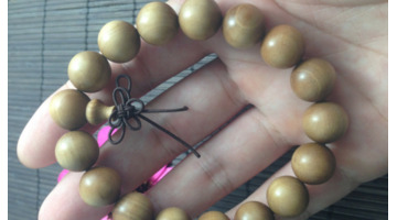 老山檀香适合女人戴吗【佩戴老山檀有什么好处】