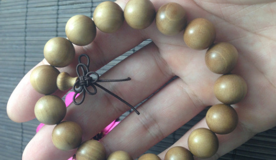 老山檀香适合女人戴吗【佩戴老山檀有什么好处】