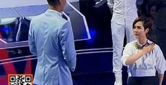 单膝下跪左腿还是右腿【男生单膝下跪左腿还是右腿】