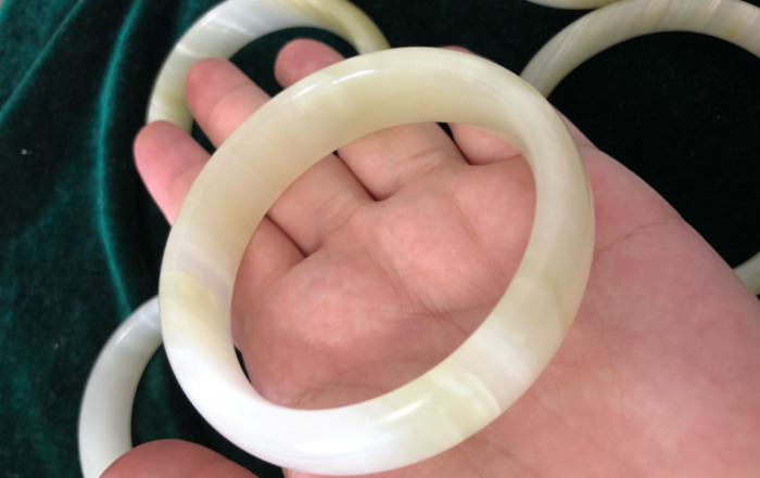 碳酸盐质玉对身体有没有害处【碳酸盐质玉对人的好处】