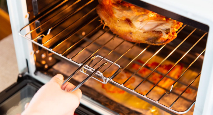 烤箱烤东西从门缝冒烟正常吗【烤箱门缝冒烟有关系吗】