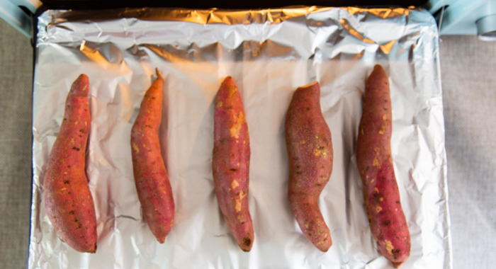 烤箱烤东西从门缝冒烟正常吗【烤箱门缝冒烟有关系吗】