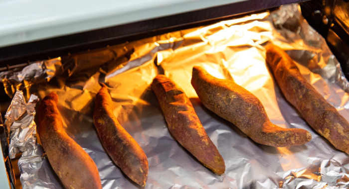 烤箱烤东西从门缝冒烟正常吗【烤箱门缝冒烟有关系吗】