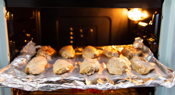 烤箱烤东西从门缝冒烟正常吗【烤箱门缝冒烟有关系吗】