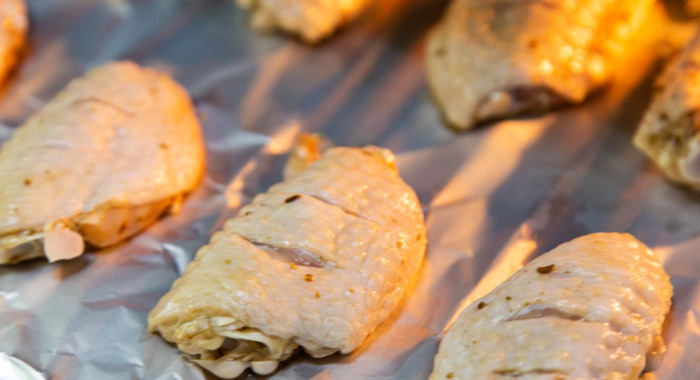 烤箱烤东西从门缝冒烟正常吗【烤箱门缝冒烟有关系吗】