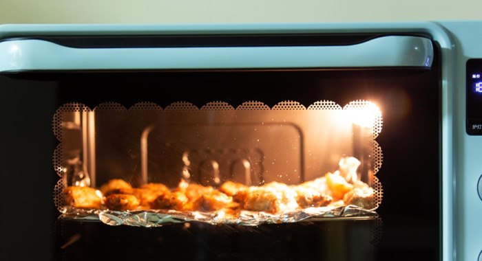 烤箱烤东西从门缝冒烟正常吗【烤箱门缝冒烟有关系吗】