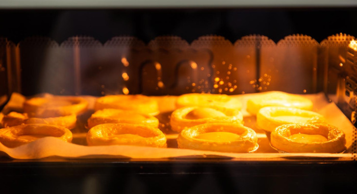 烤箱烤东西从门缝冒烟正常吗【烤箱门缝冒烟有关系吗】