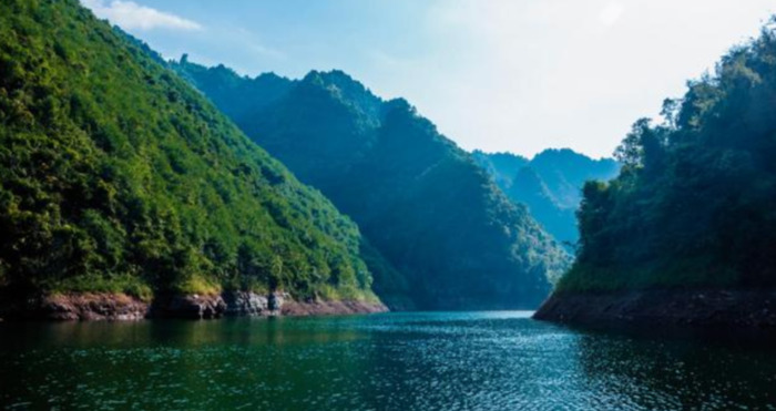 碧水东流至此回的诗是什么【碧水东流至此回诗意】