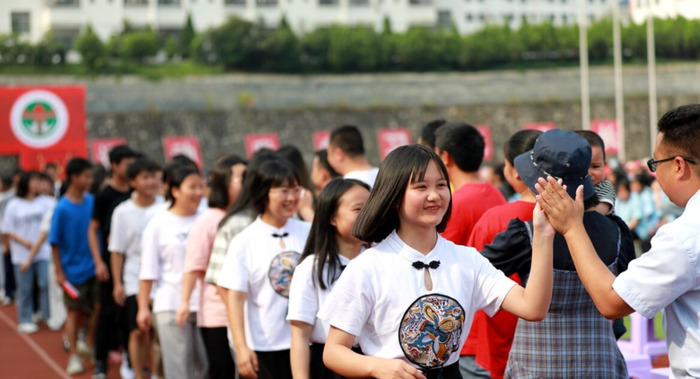 给18岁儿子的励志一句话【女儿18周岁鼓励话】