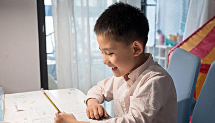 熬夜写作业说说心情短语【熬夜写作业的图片搞笑】