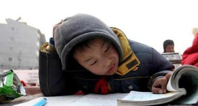 熬夜写作业说说心情短语【熬夜写作业的图片搞笑】