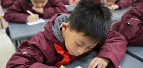 熬夜写作业说说心情短语【熬夜写作业的图片搞笑】