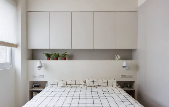 内嵌壁龛式床头柜和多储物的收纳柜,简约素雅的配色,也让小户型视觉更