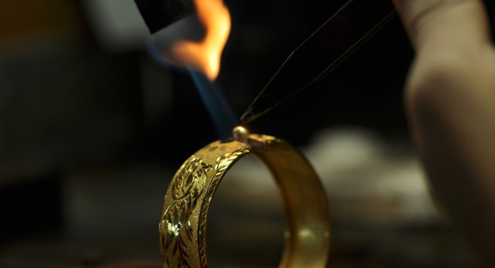 990黄金用火烧会变黑吗【黄金用火烧会变黑吗视频】