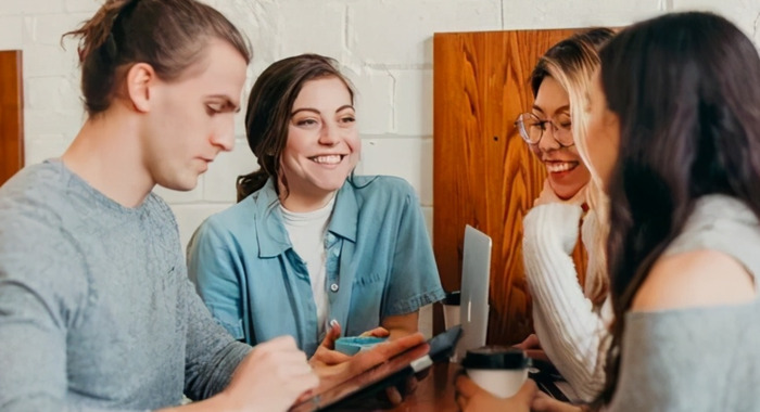 交头接耳造句三年级【交头接耳造句10字】