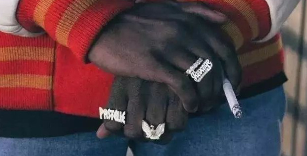 闪电标志的鞋子品牌【闪电标志是什么意思】