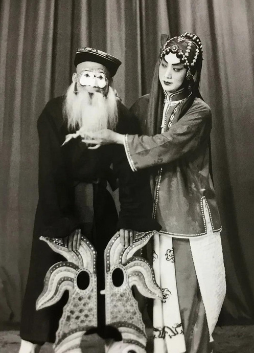 形容中国戏曲文化的句子【夸赞戏曲的句子】