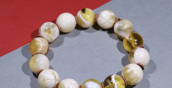 蜜蜡碰到水会怎么样【蜜蜡怕沾水吗】