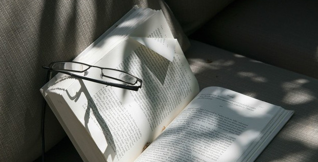 关于以书为伴的句子【与书为伴的唯美句子寄语】