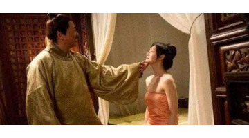 女人腰部系红绳子【女人腰带红绳】