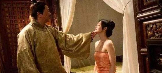 女人腰部系红绳子【女人腰带红绳】