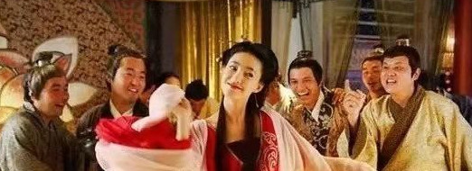 女人腰部系红绳子【女人腰带红绳】