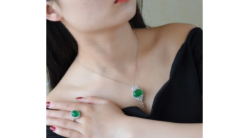 女人戴玉髓有什么好处【女人戴玉髓手镯好吗】