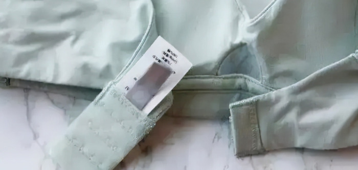 有的新衣服会自带一小块布料是干什么用的【有的新衣服会自带一小块布料这是为什么】