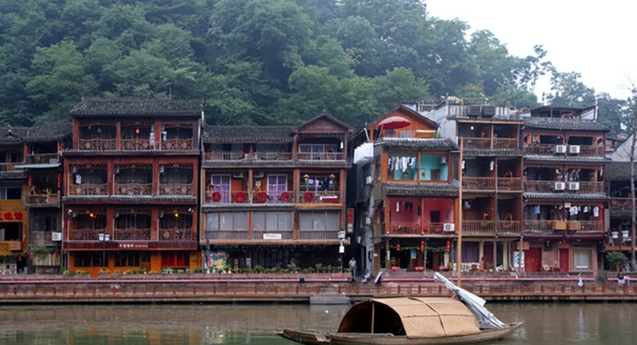 两个人去凤凰古城需要多少钱【什么时候去凤凰古城最好】