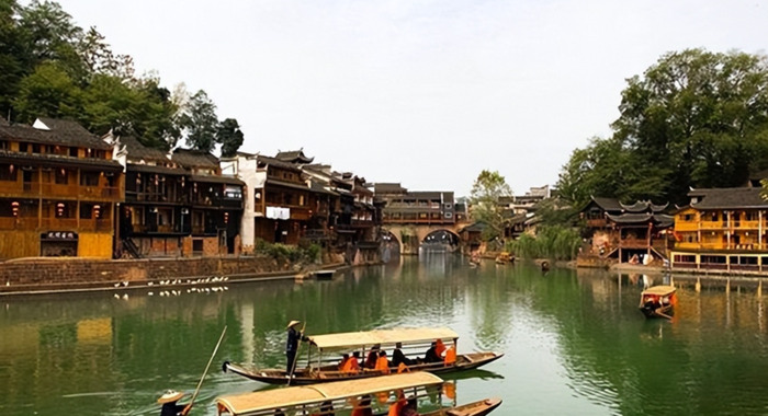 两个人去凤凰古城需要多少钱【什么时候去凤凰古城最好】