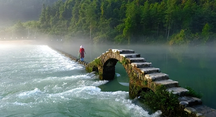 两个人去凤凰古城需要多少钱【什么时候去凤凰古城最好】