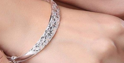 女性银手镯戴左手好还是右手好【女式戴银手镯戴左手好还是戴右手好】