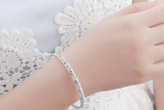 女性银手镯戴左手好还是右手好【女式戴银手镯戴左手好还是戴右手好】