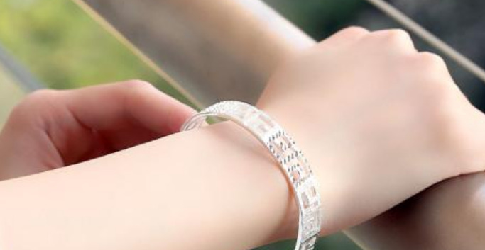 女性银手镯戴左手好还是右手好【女式戴银手镯戴左手好还是戴右手好】