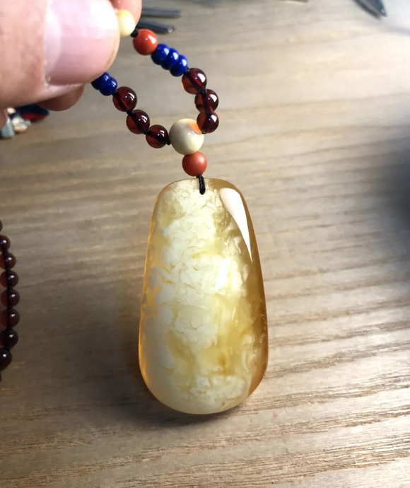 俄料蜜蜡和乌料的区别【俄料蜜蜡是什么意思】