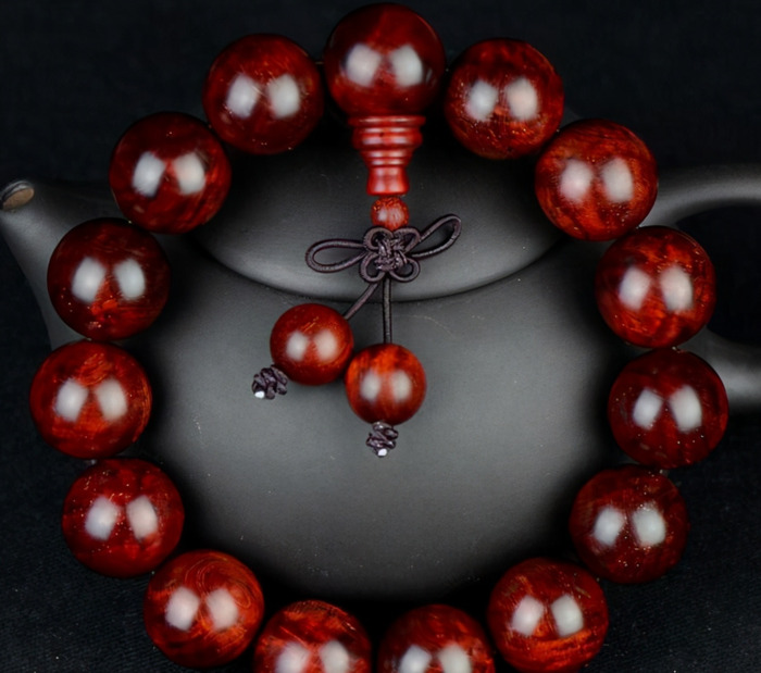 小叶紫檀手串怎么盘玩和保养【小叶紫檀手串怎么盘玩和保养知乎】