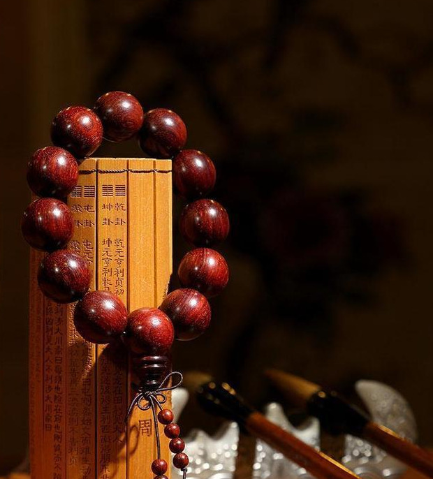 小叶紫檀手串怎么盘玩和保养【小叶紫檀手串怎么盘玩和保养知乎】