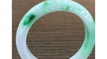 翡翠镯子戴不进去怎么办【玉镯戴不上怎么弄】