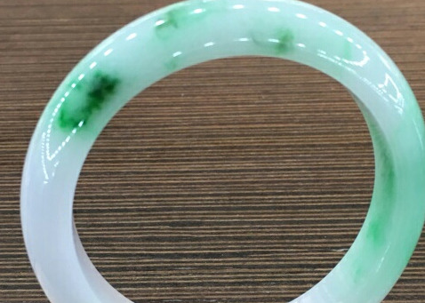 翡翠镯子戴不进去怎么办【玉镯戴不上怎么弄】