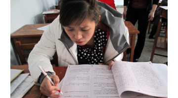 乌鸦兄弟俩为什么都不去修补这个洞【乌鸦兄弟的故事告诉我们什么道理】