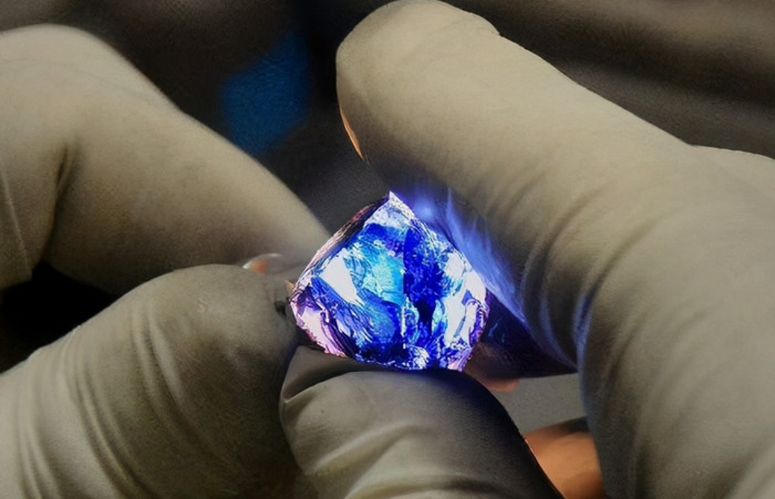 朱砂是鲜红色的好还是暗红色的好【暗红色的朱砂好还是红朱砂好】