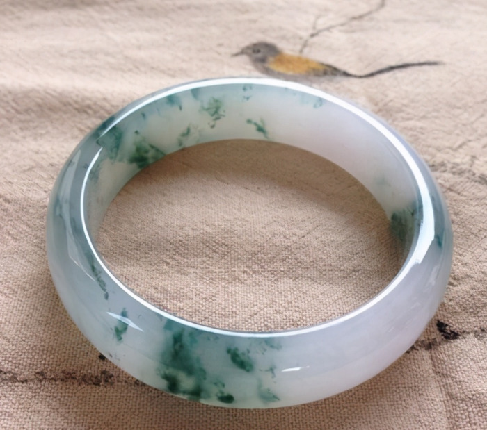 玉石有棉絮的好还是没有棉絮的好【玉有棉絮好吗】